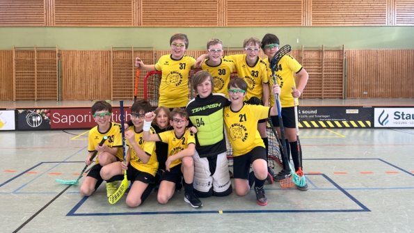 Das U13 Floorball-Team der Bullach Bees beim Spieltag in Rohrdorf.