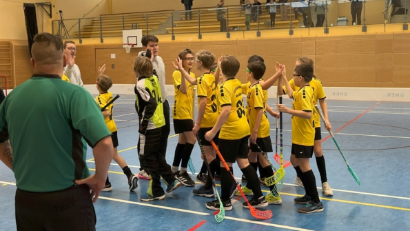 Floorball-U13-Team der Bullach Bees