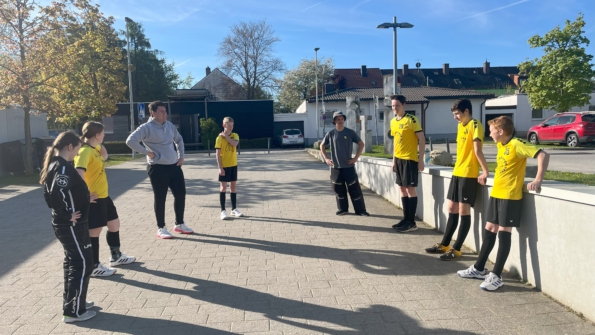 Das U17-Team der Bullach Bees beim Warm-up vor dem Spieltag in Puchheim