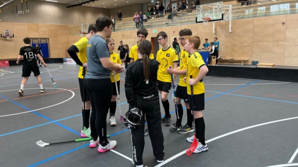 U17 der Bullach Bees berät sich vor dem Match