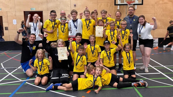 Das U11- und U15-Team der Bullach Bees