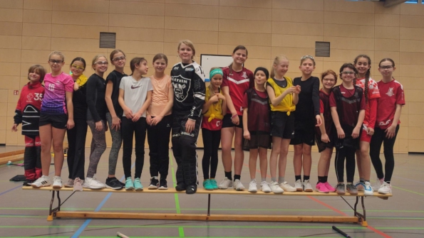Mädels-Floorball-Team zur Qualifikation für die süddeutsche Meisterschaft mit Beteiligung der Bullach Bees